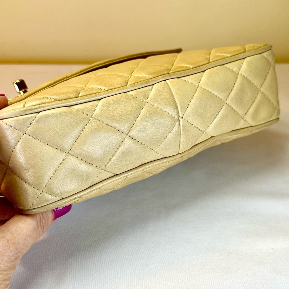 CHANEL Cream Quilted Bag with Gold Chain - Picture 6 of 16